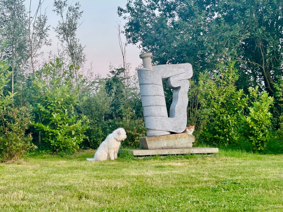 Sculptuur in de beeldentuin van Morren Galleries, met gras en bomen eromheen.