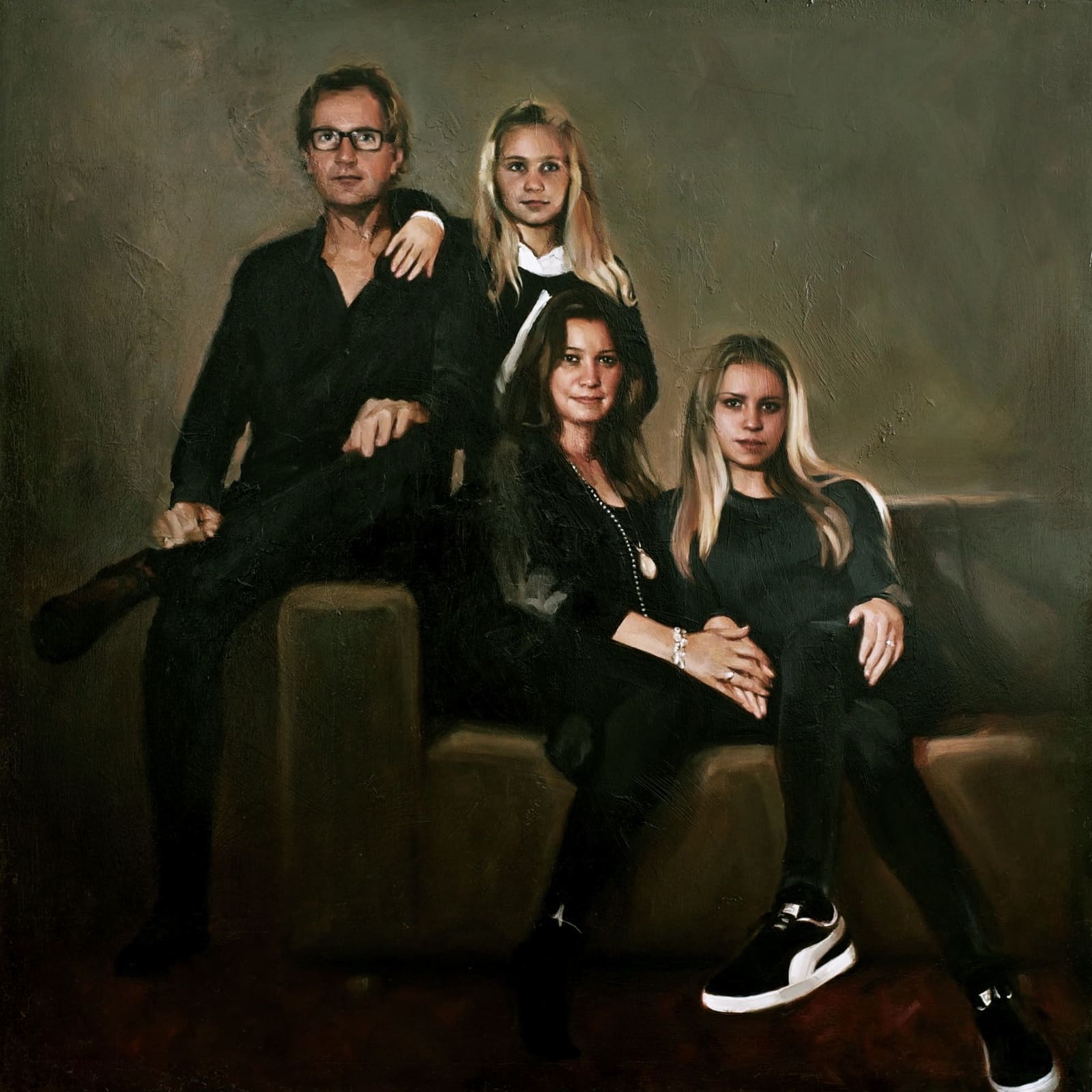 Geschilderd familieportret van vijf personen, olieverf, 100 bij 100 centimeter.