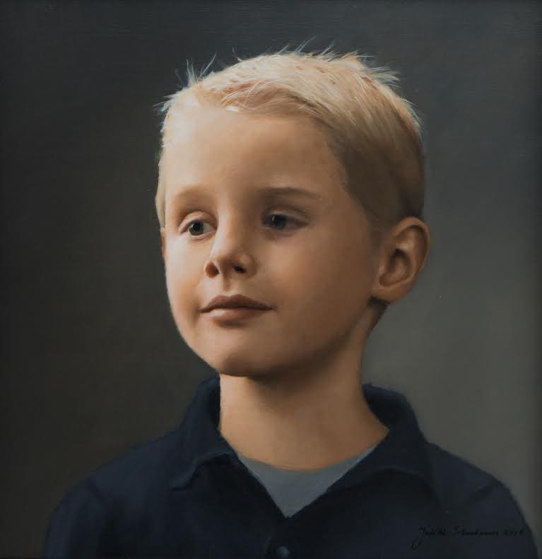Geschilderd portret van een jonge blonde jongen tegen een donkere achtergrond.