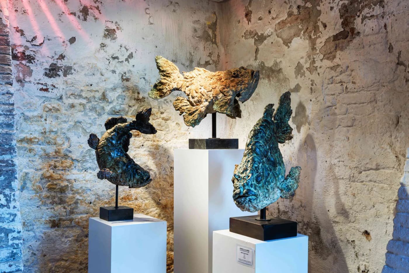 De werfkelder van Morren Galleries, met bronzen sculpturen op sokkels tegen een oude bakstenen wand.